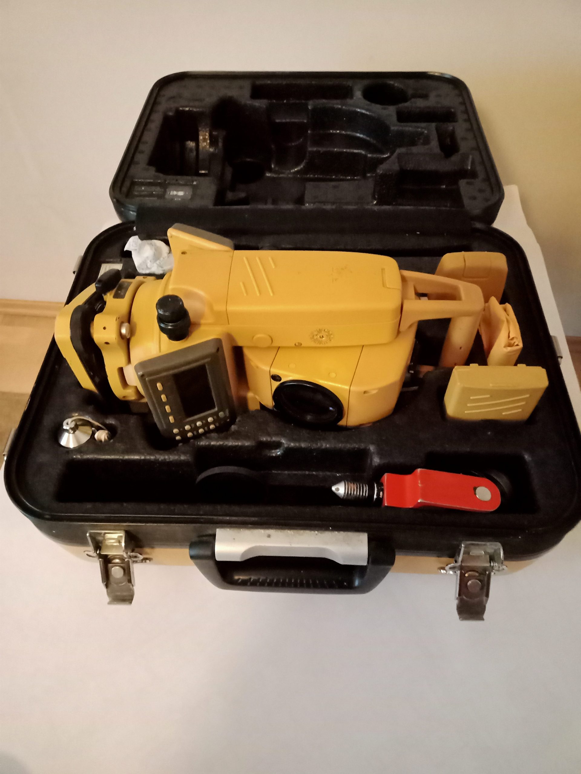 Używany Tachimetr elektroniczny, bezlustrowy TOPCON GPT-3105N z 2008r.