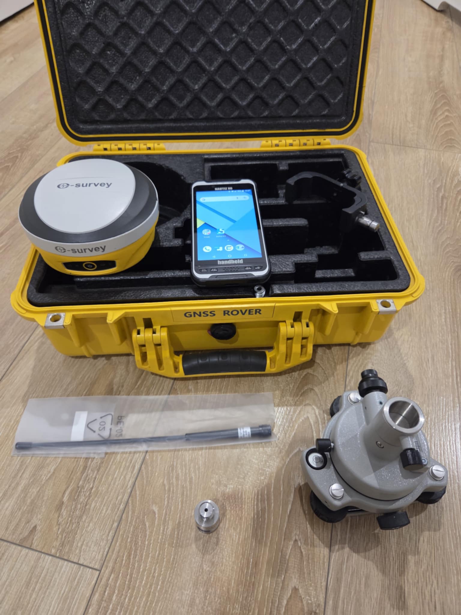 Odbiornik GNSS Gintec F90 IMU + kontroler Handheld Nautiz X6 (pełny zestaw).