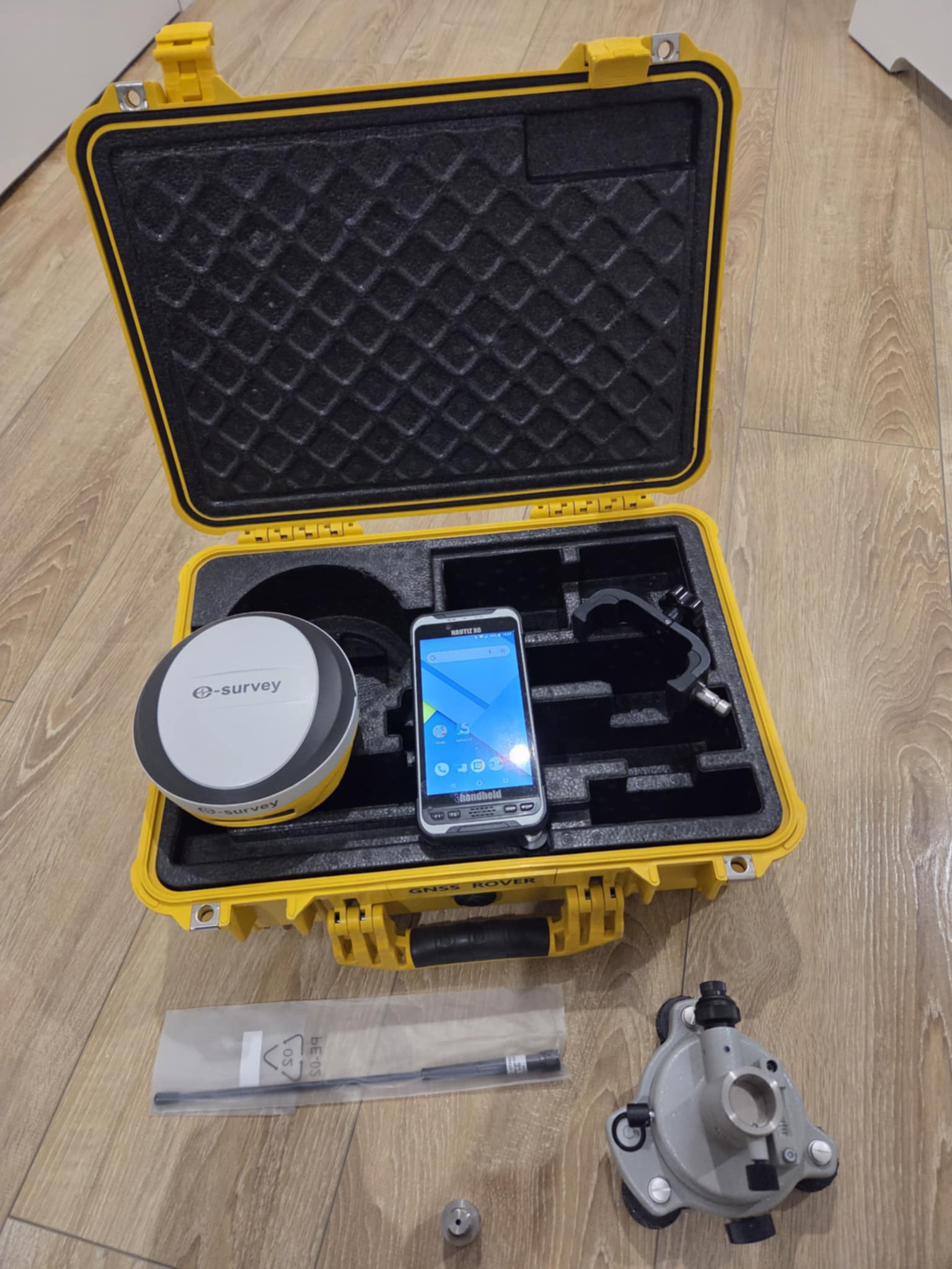 Odbiornik GNSS Gintec F90 IMU + kontroler Handheld Nautiz X6 (pełny zestaw).