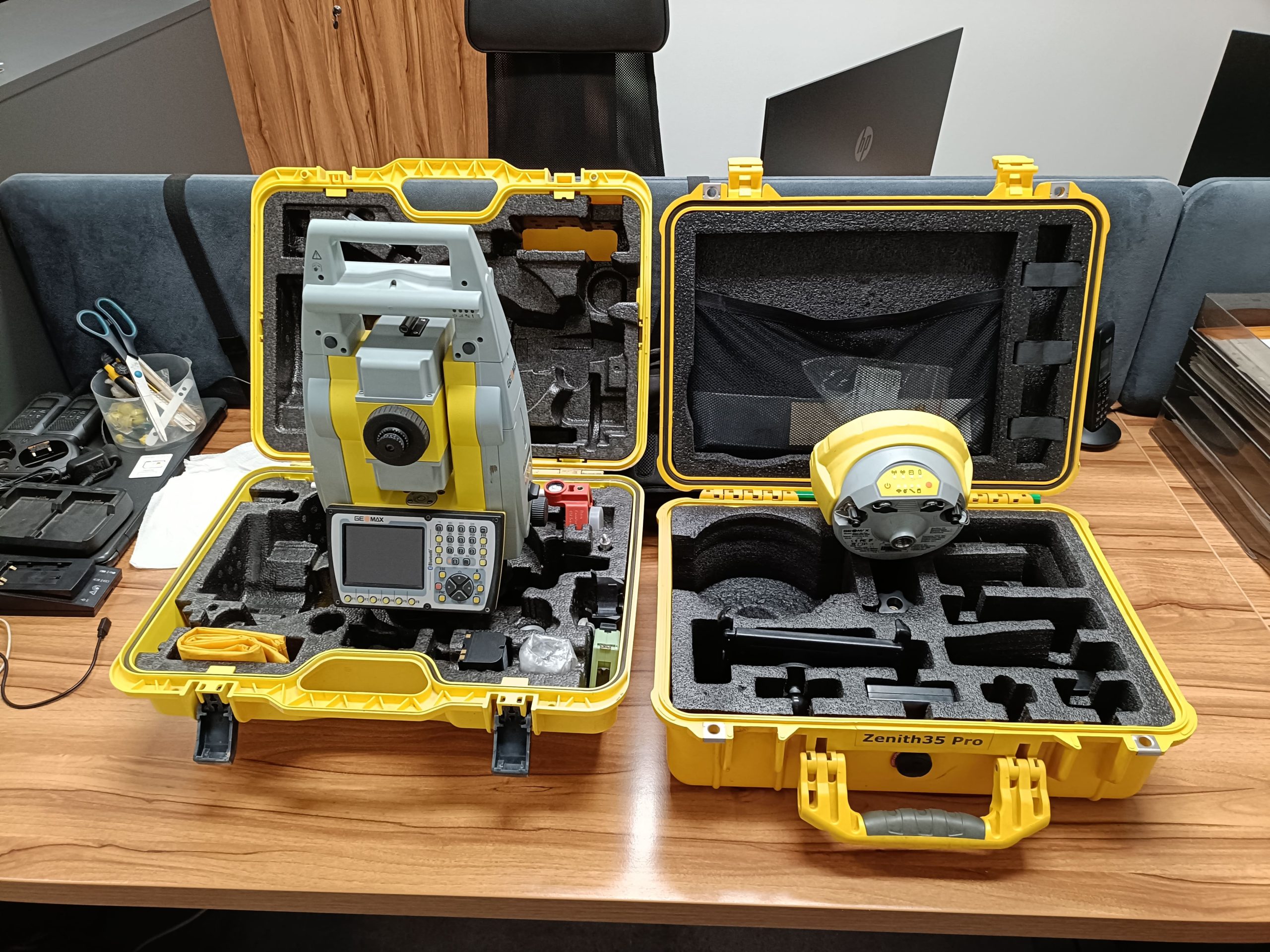 Tachimetr zmotoryzowany Geomax Zoom90 1″, R1000 + GPS Zenith 35PRO