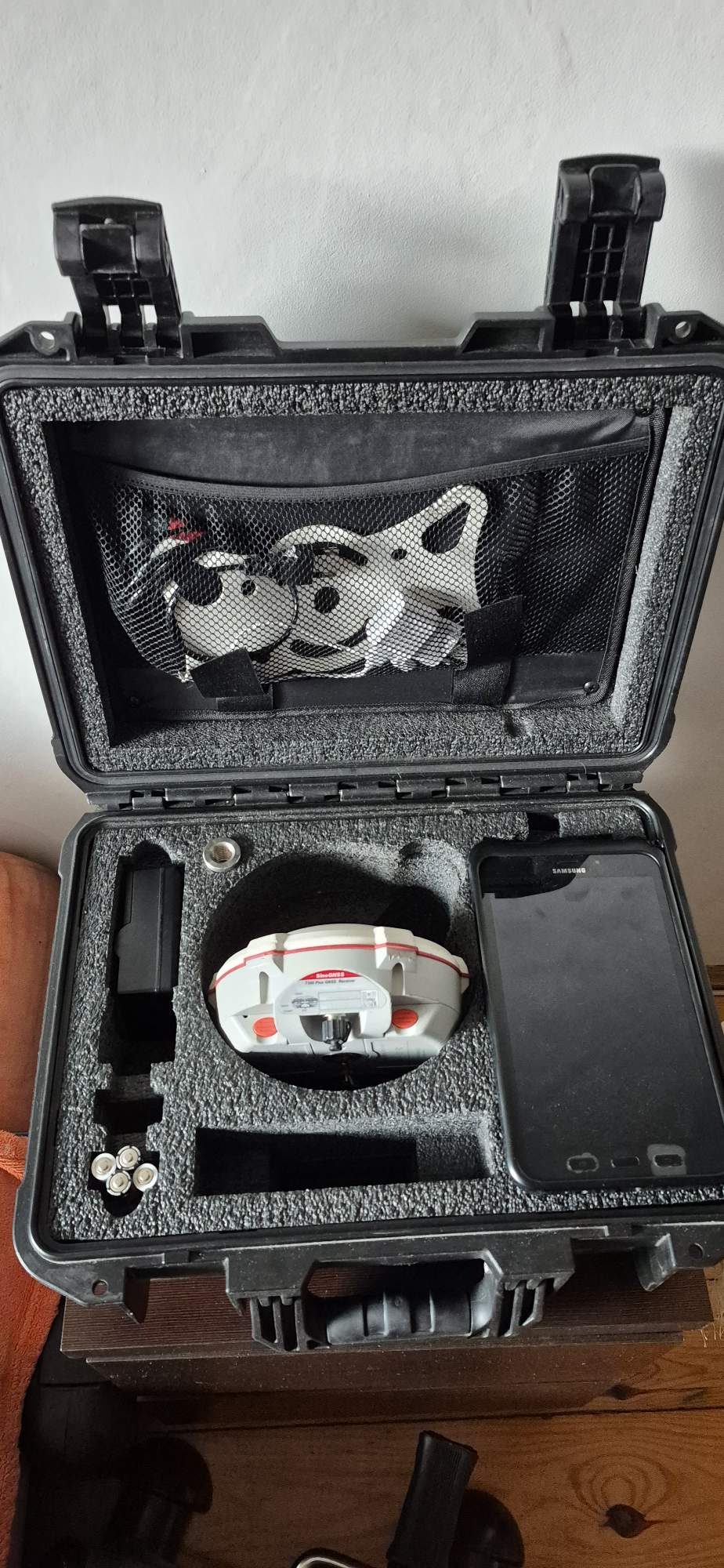 Odbiornik ComNav T300 Plus w zestawie pomiarowym