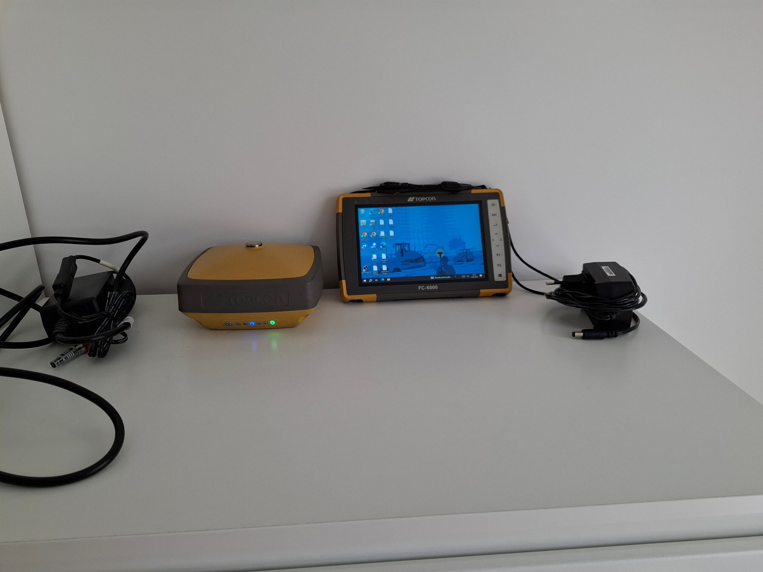 Zestaw GNSS Topcon HiPer VR z kontrolerem Topcon FC-6000 GSM i akcesoriami, rok 2022.