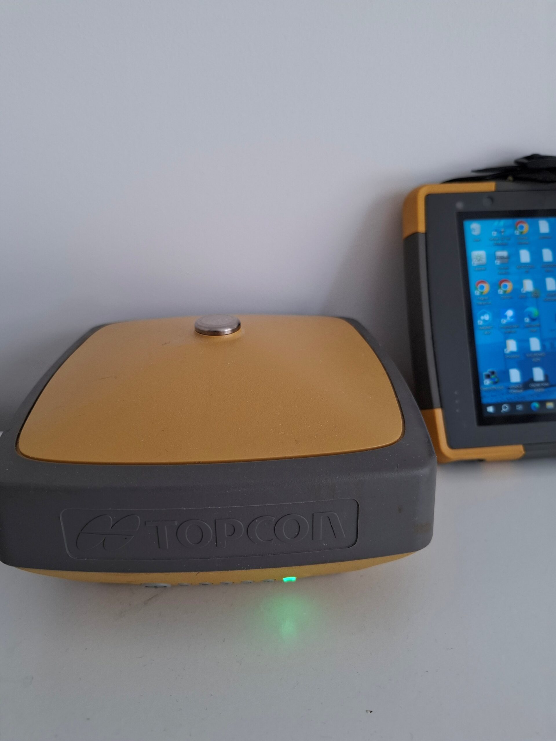 Zestaw GNSS Topcon HiPer VR z kontrolerem Topcon FC-6000 GSM i akcesoriami, rok 2022.