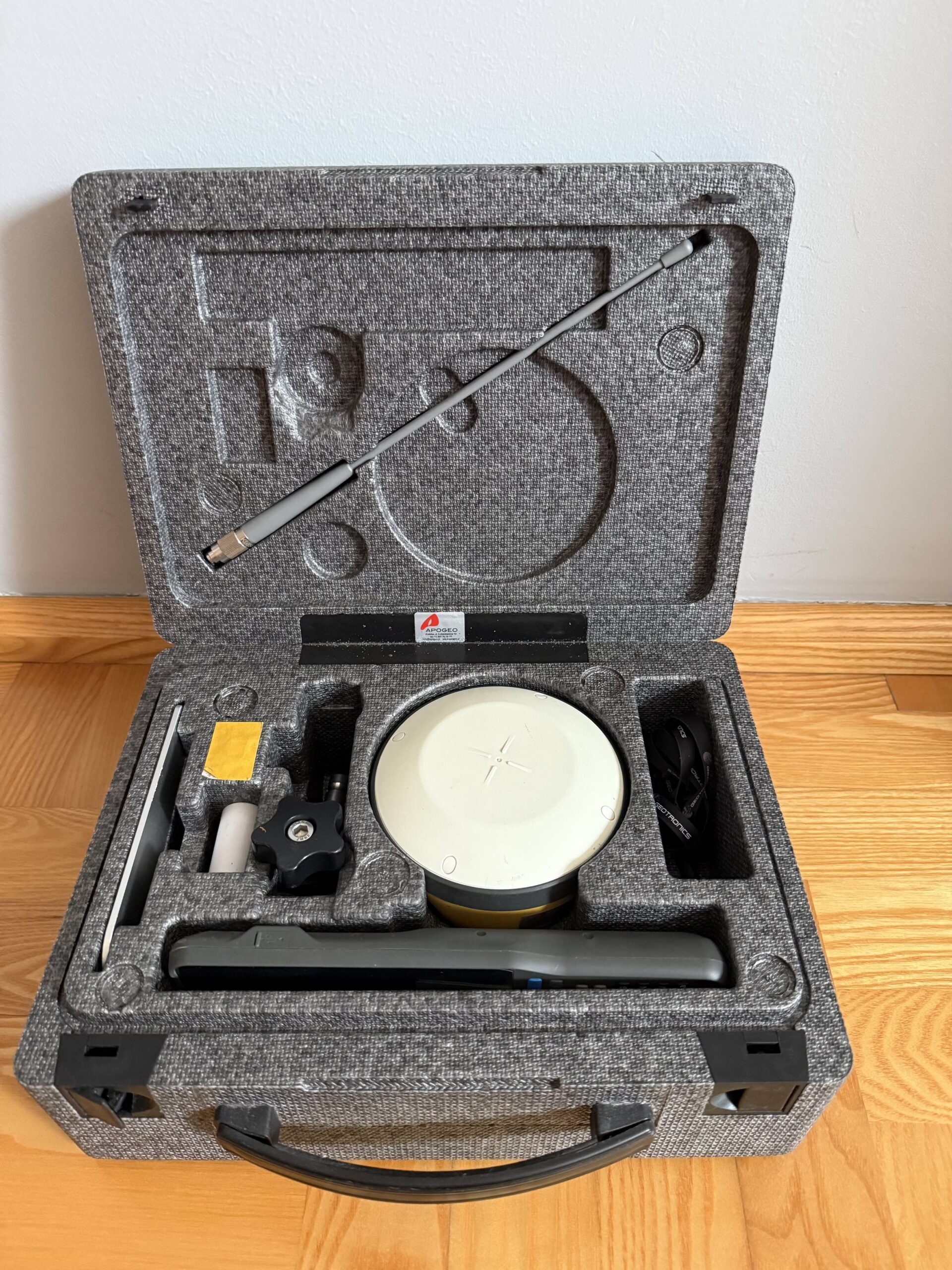 Zestaw geodezyjny Hi-Target V200 + iHand55