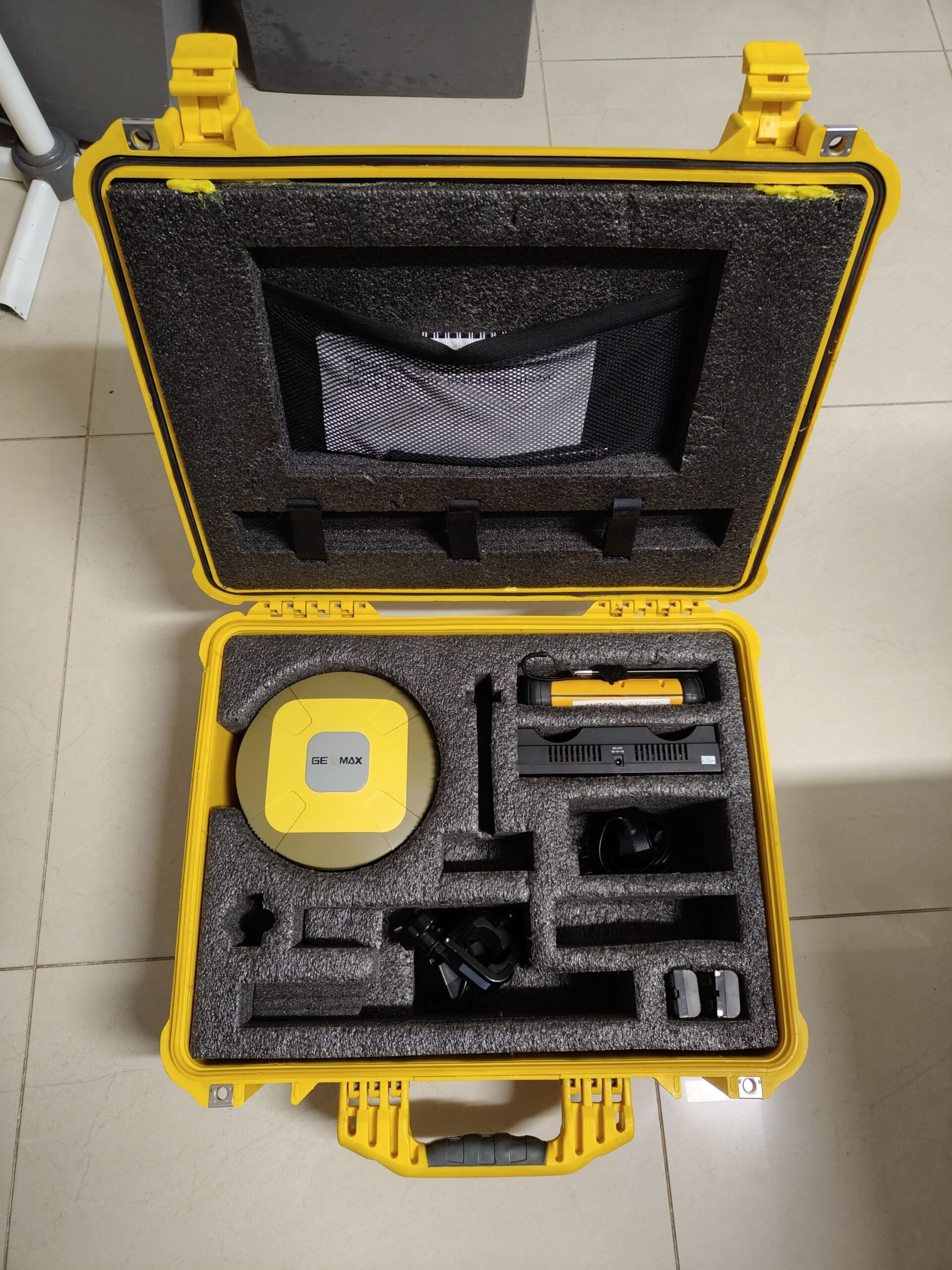 Sprzedam zestawy sprzętu geodezyjnego GNSS/GPS – Satlab, Leica oraz Geomax.
