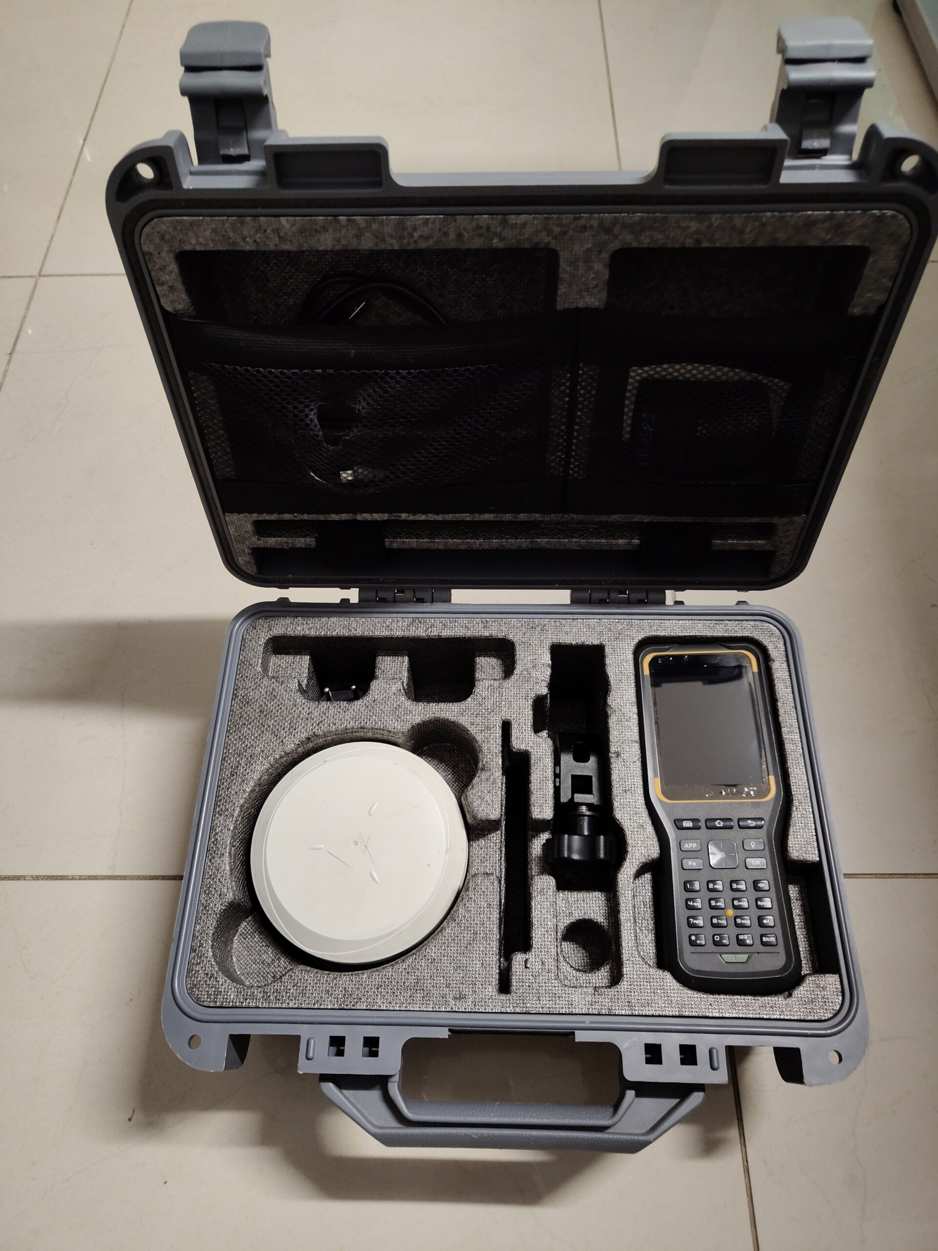 Sprzedam zestawy sprzętu geodezyjnego GNSS/GPS – Satlab, Leica oraz Geomax.