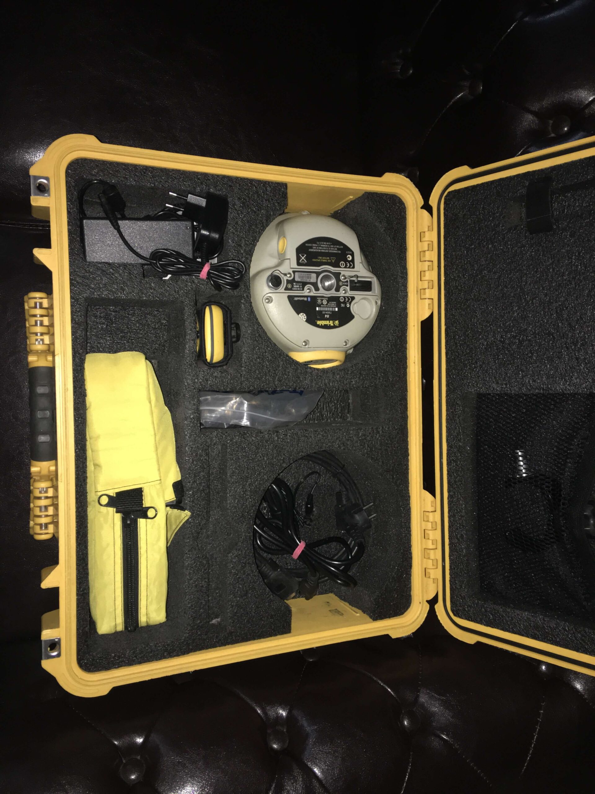 Zestaw TRIMBLE R4, TSC2, TDL 3G, baterie, zasilacze, uchwyt, przewody, walizka.