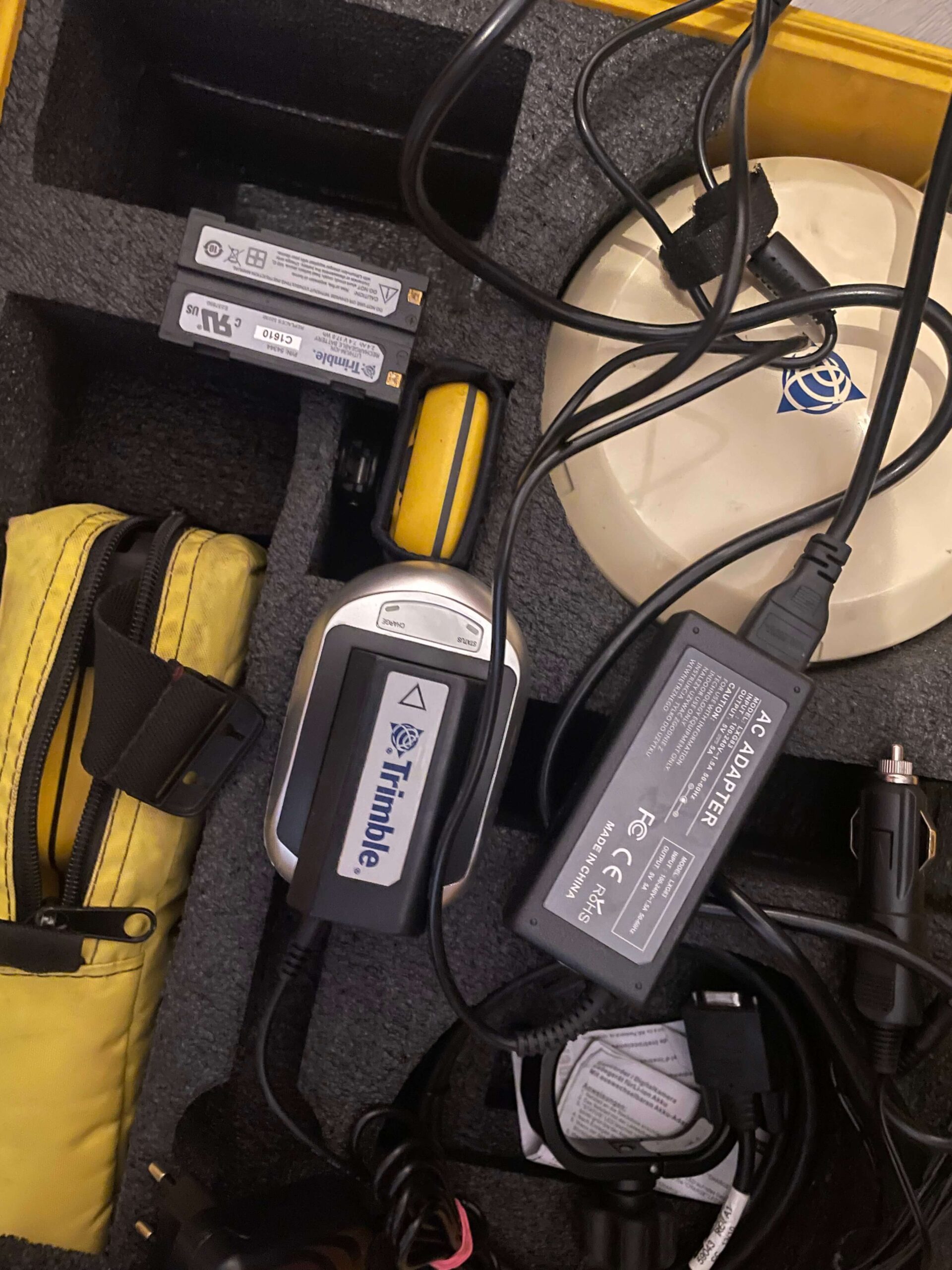 Zestaw TRIMBLE R4, TSC2, TDL 3G, baterie, zasilacze, uchwyt, przewody, walizka.