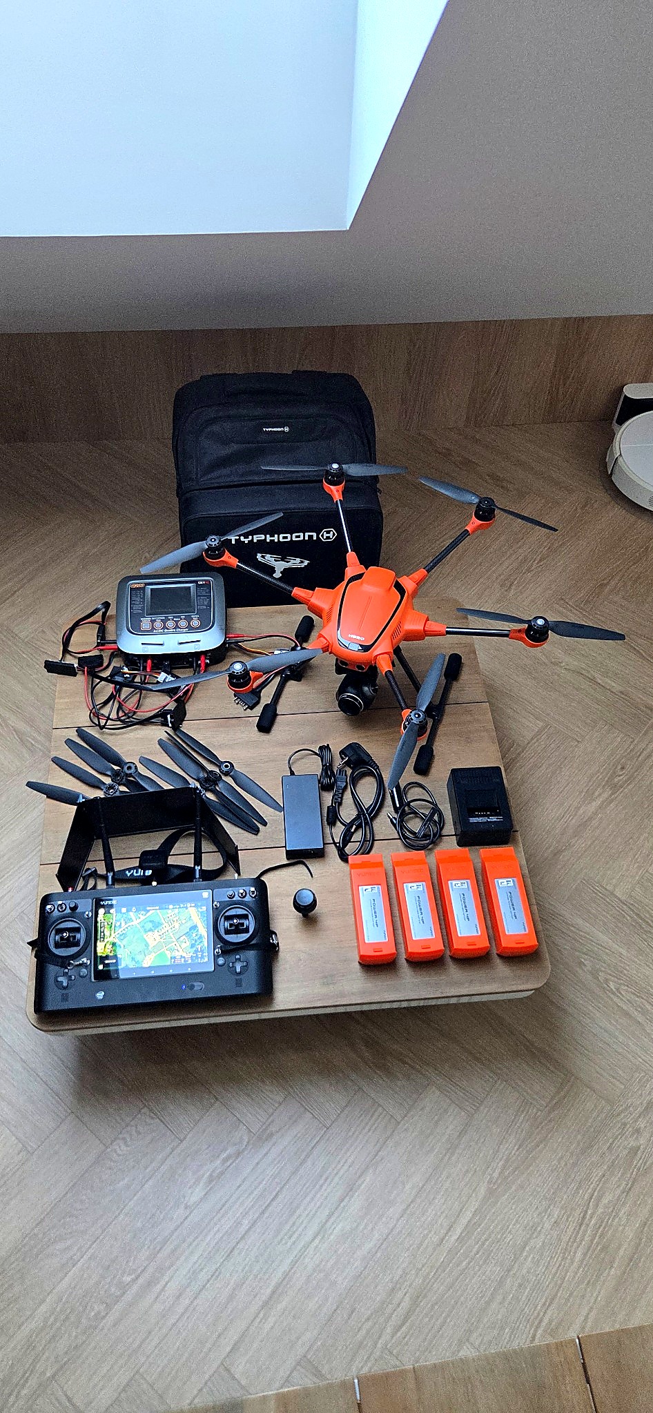 Yuneec H520 + E90 — ST16S, 4 akumulatory, SkyRC Q200, FV