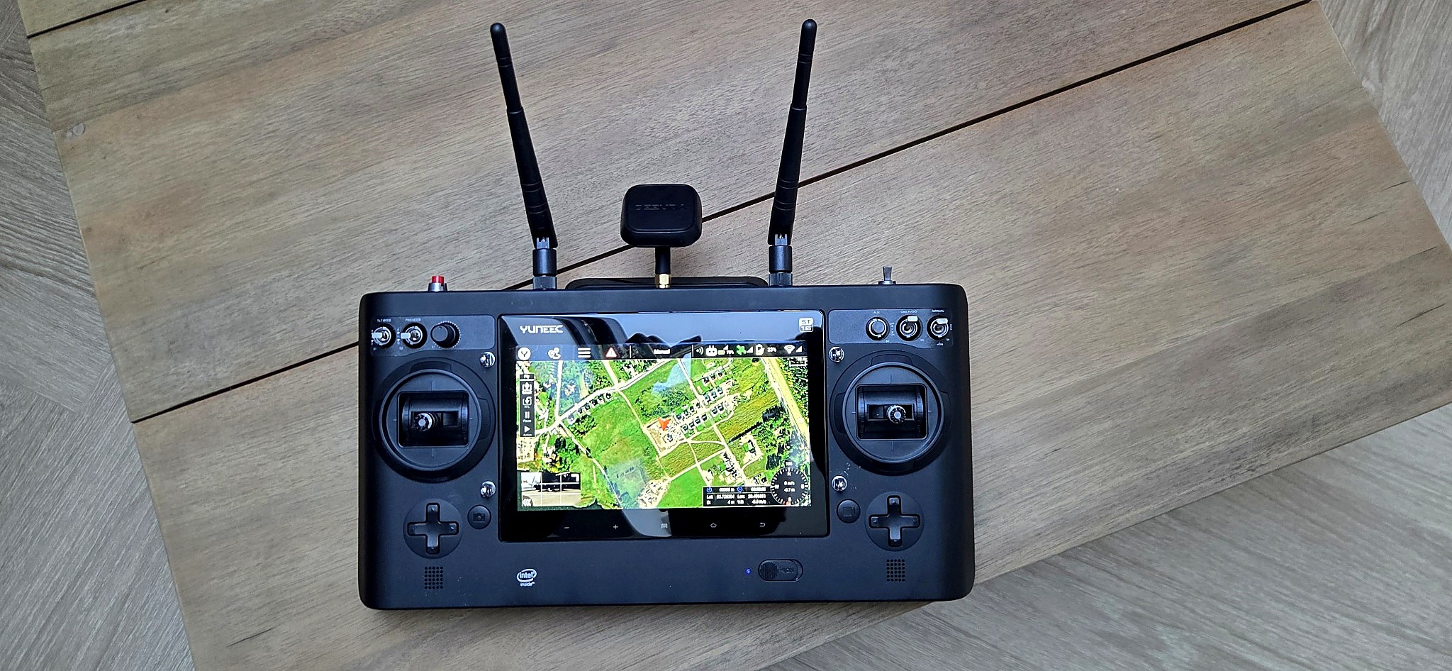 Yuneec H520 + E90 — ST16S, 4 akumulatory, SkyRC Q200, FV